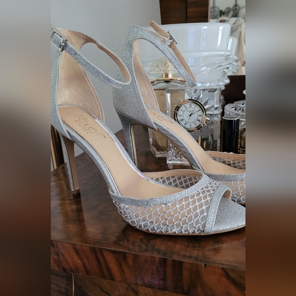Badgley Mischka  silver ankle strap shoe size 8 NWOT - Picture 1 of 8